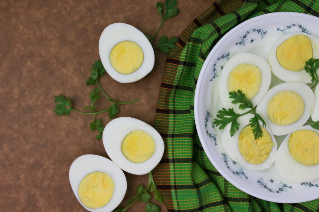6 simpele keto proof snacks, hardgekookte eieren